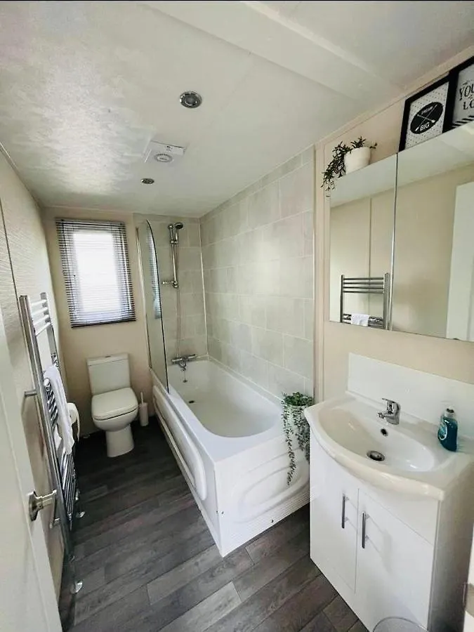 Woodpark Lodge With Hot Tub York Holiday home