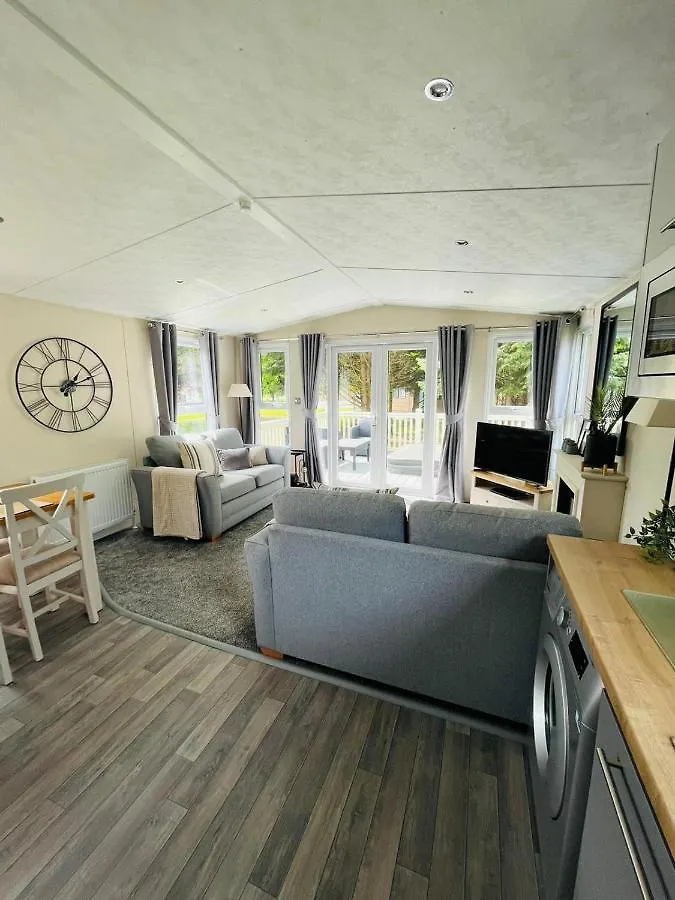 Woodpark Lodge With Hot Tub York Holiday home
