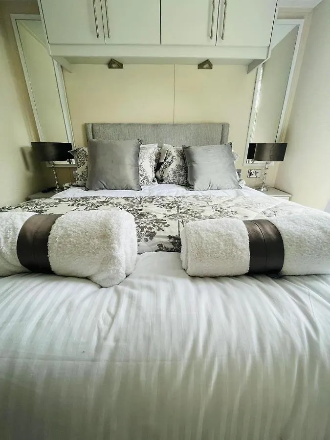 Woodpark Lodge With Hot Tub York Holiday home