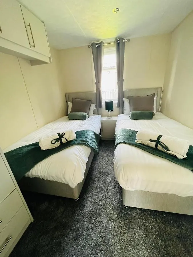 Woodpark Lodge With Hot Tub York 0*,  Reino Unido